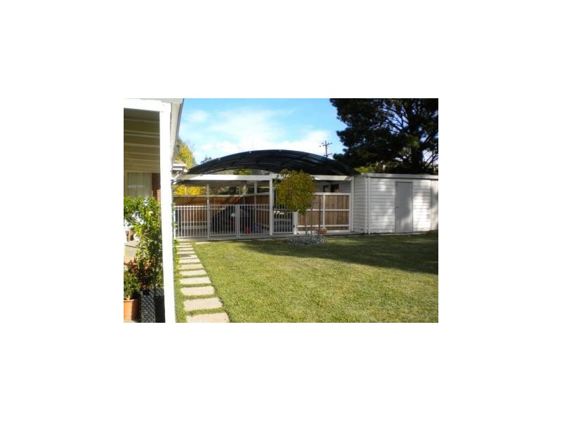 16 Gordon Crescent, Romsey VIC 3434