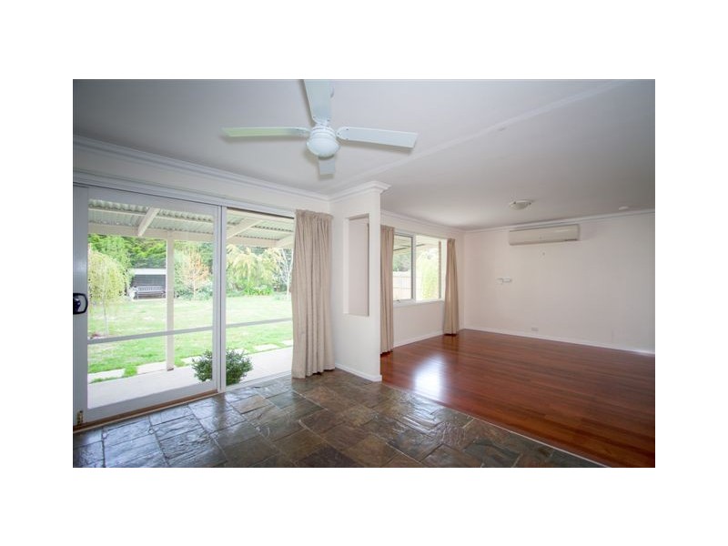 16 Gordon Crescent, Romsey VIC 3434