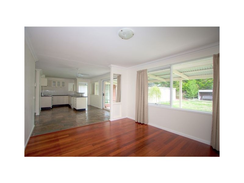 16 Gordon Crescent, Romsey VIC 3434