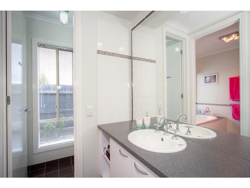 40 Chessy Park Dr, Gisborne VIC 3437