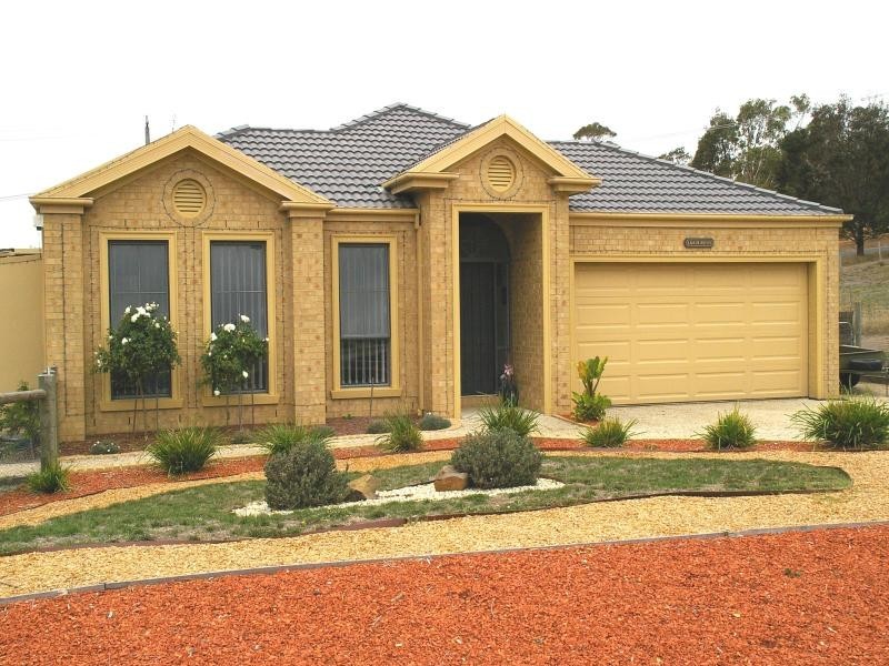 8 Kurung Court East, Gisborne VIC 3437