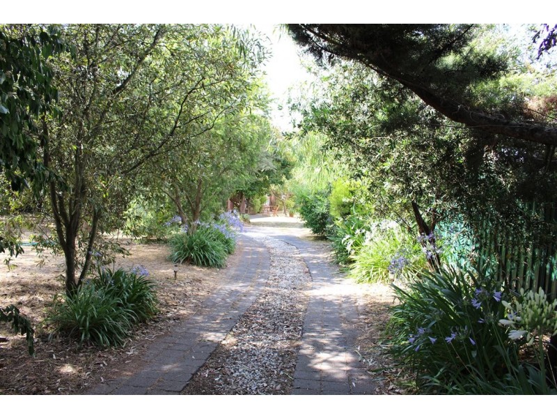 6 Cedar Crt, Gisborne VIC 3437