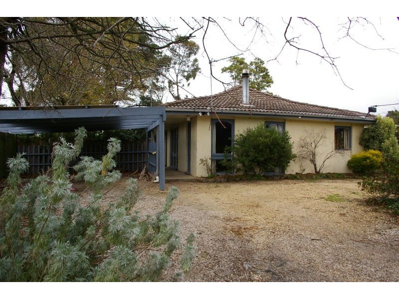 4 Russell Avenue, Woodend VIC 3442