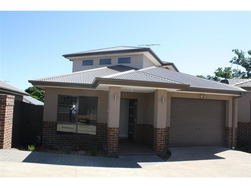 1/9  Rodney Street, Gisborne VIC 3437