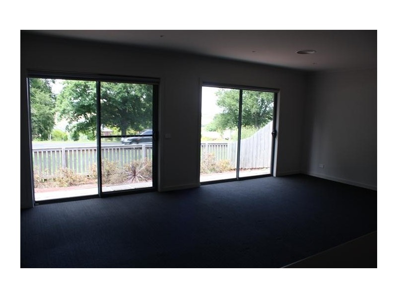 2/1-5 Rodney Street, Gisborne VIC 3437