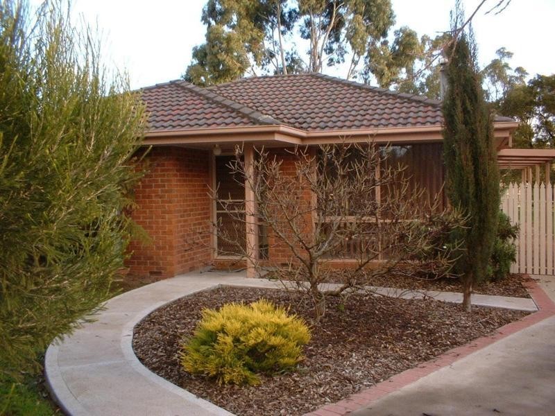 4 Pine Close, Woodend VIC 3442