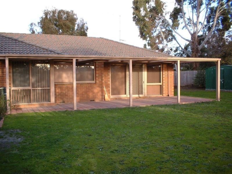 4 Pine Close, Woodend VIC 3442