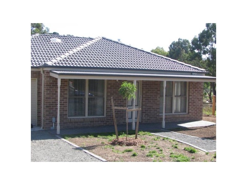 1/3  Earnshaw Street, Woodend VIC 3442