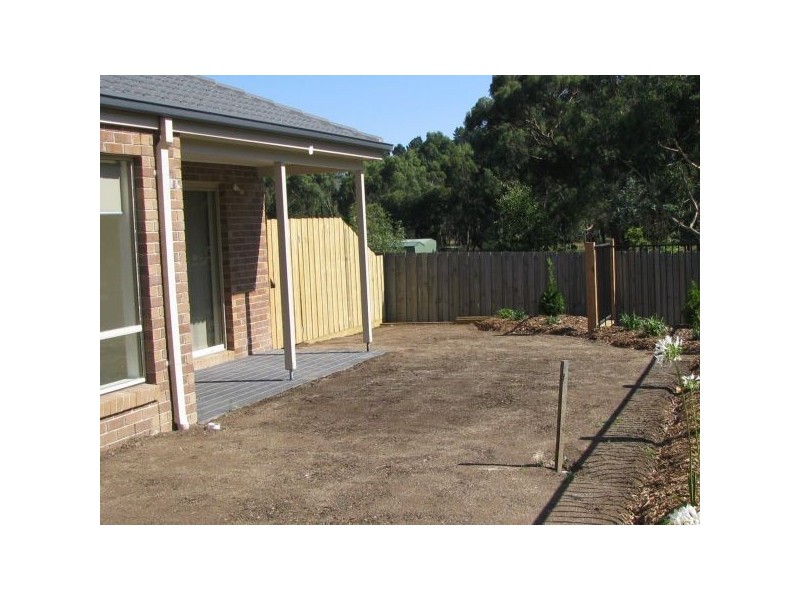 2/3 Earnshaw Street, Woodend VIC 3442
