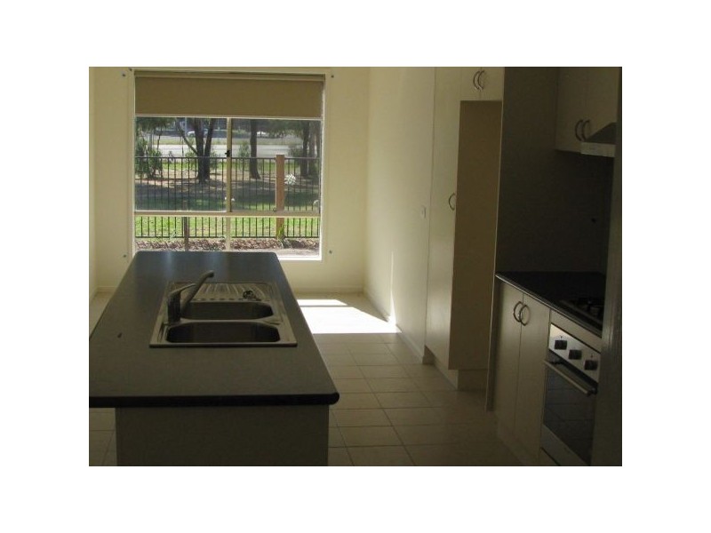 2/3 Earnshaw Street, Woodend VIC 3442