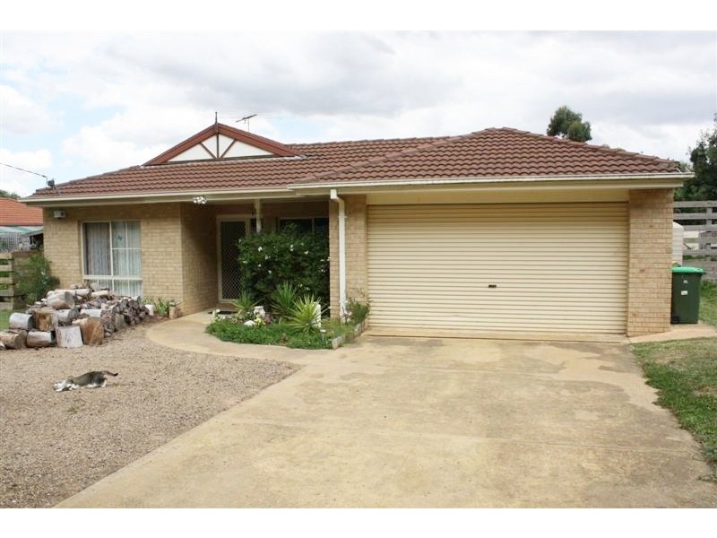 33 Reynolds Grove, Romsey VIC 3434