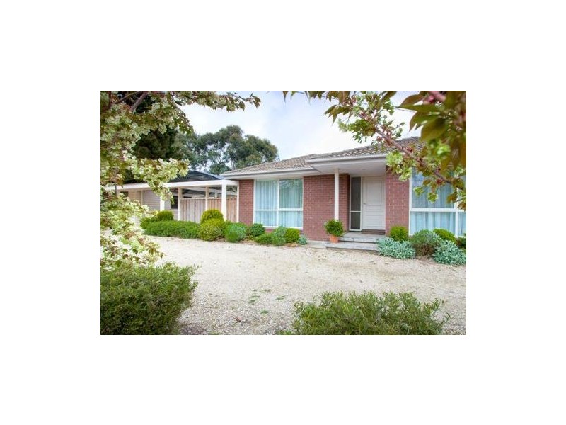 16 Gordon Crescent, Romsey VIC 3434