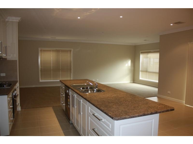 2/48-50 Stephen Street, Gisborne VIC 3437