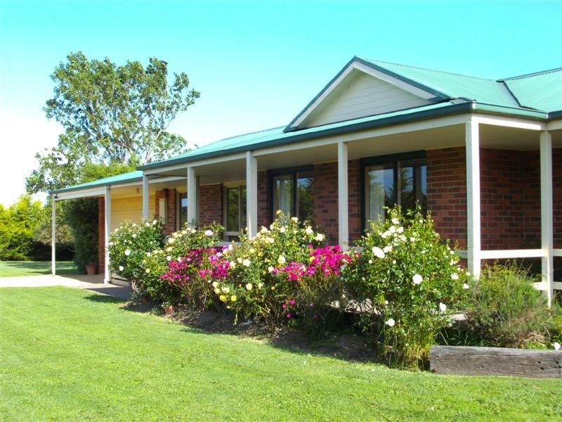 97 TICKAWARRA RD, Romsey VIC 3434