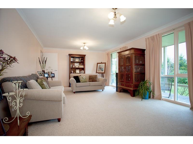 97 TICKAWARRA RD, Romsey VIC 3434