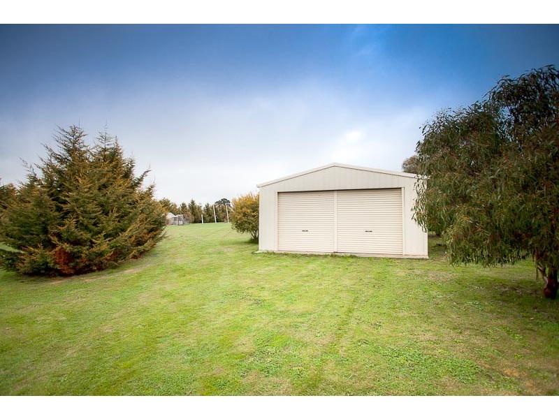 97 TICKAWARRA RD, Romsey VIC 3434
