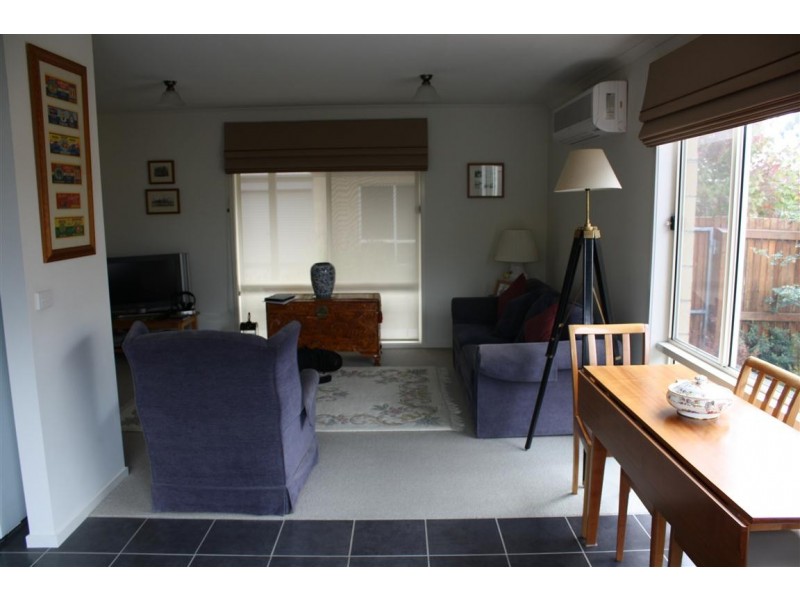 2/16 CORINELLA ROAD, Woodend VIC 3442