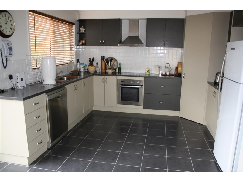 2/16 CORINELLA ROAD, Woodend VIC 3442