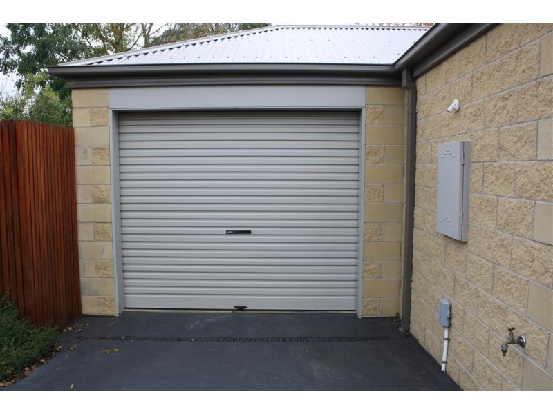 2/16 Corinella Road, Woodend VIC 3442
