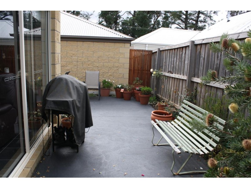 2/16 Corinella Road, Woodend VIC 3442
