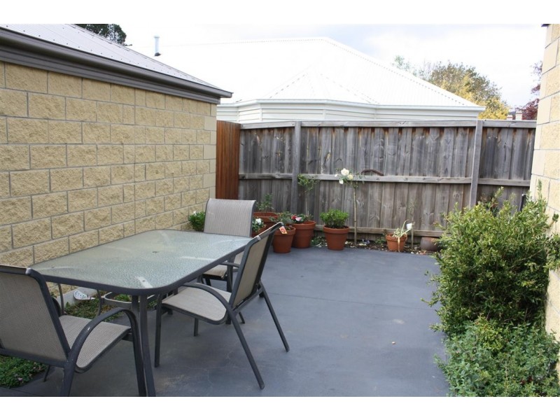 2/16 Corinella Road, Woodend VIC 3442