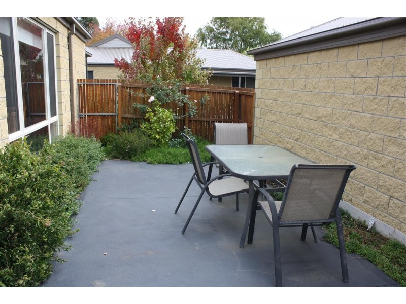 2/16 Corinella Road, Woodend VIC 3442