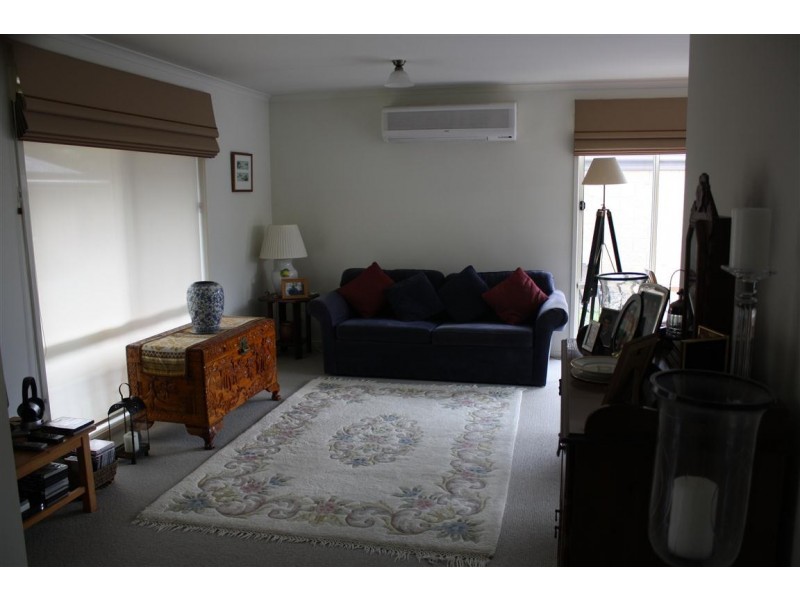 2/16 Corinella Road, Woodend VIC 3442