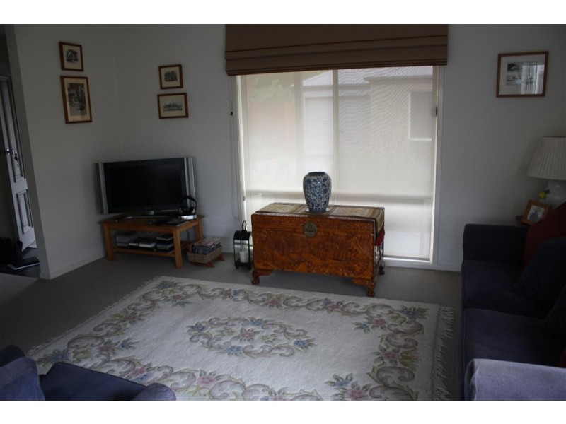 2/16 Corinella Road, Woodend VIC 3442