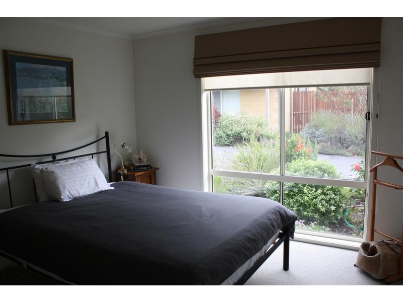 2/16 Corinella Road, Woodend VIC 3442