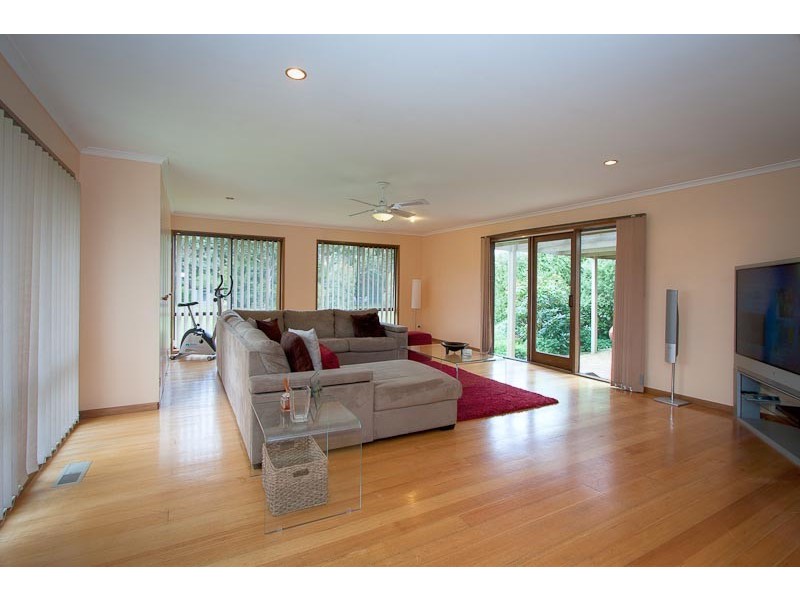 12 Bowkett Close, Romsey VIC 3434