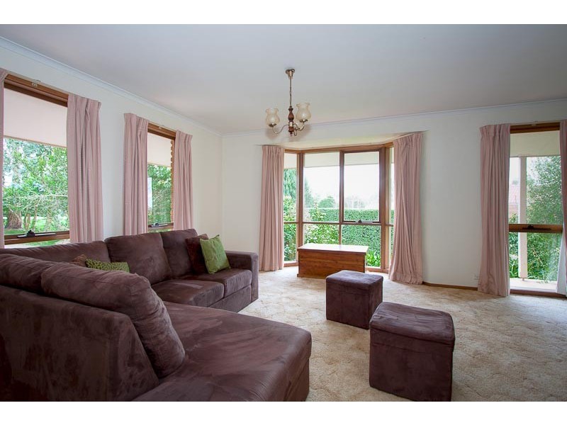 12 Bowkett Close, Romsey VIC 3434