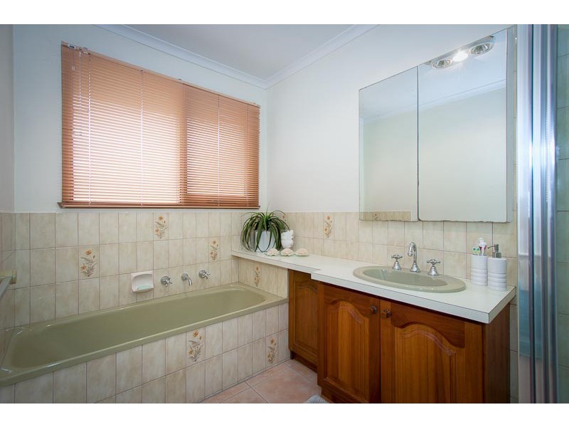 12 Bowkett Close, Romsey VIC 3434