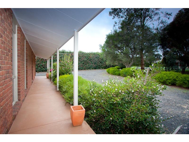 12 Bowkett Close, Romsey VIC 3434