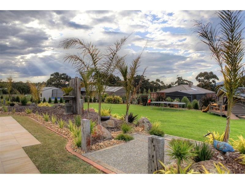 10 Francis Crescent, Gisborne VIC 3437