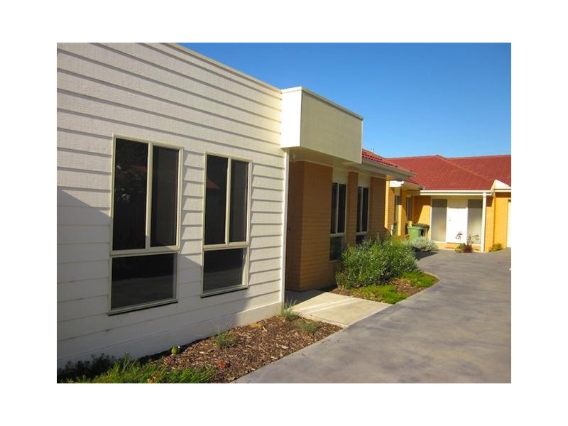 2/5 Ligar Street, Sunbury VIC 3429