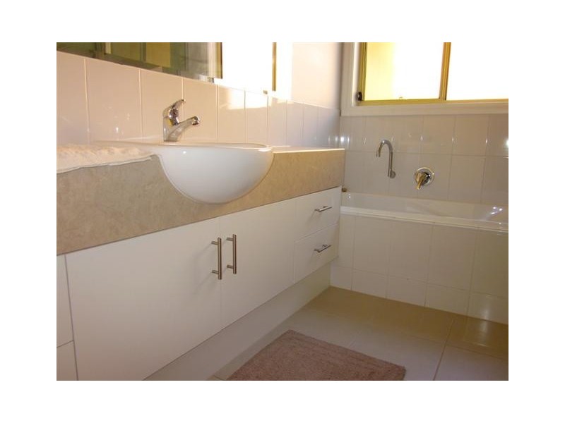 2/5 Ligar Street, Sunbury VIC 3429