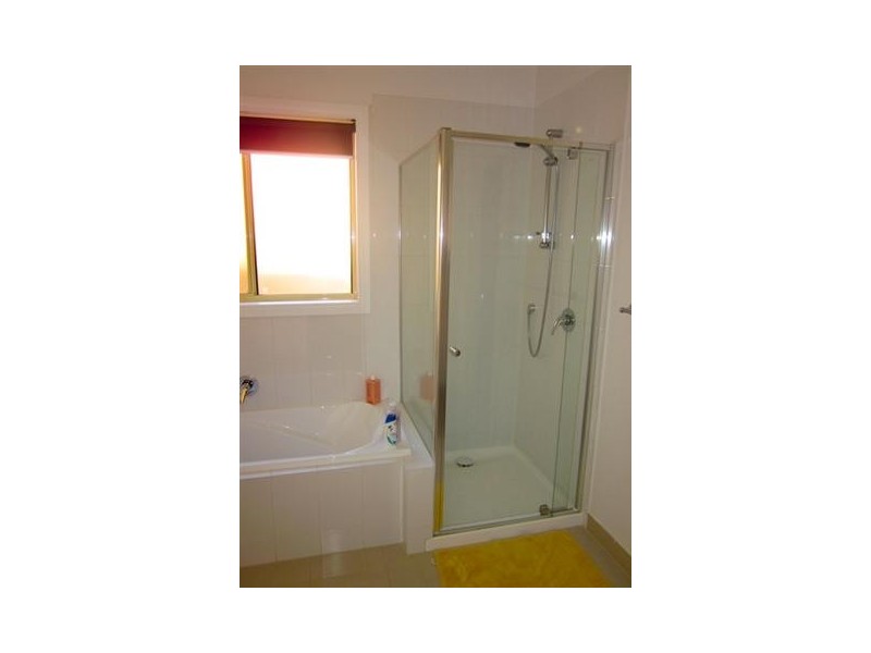 2/5 Ligar Street, Sunbury VIC 3429