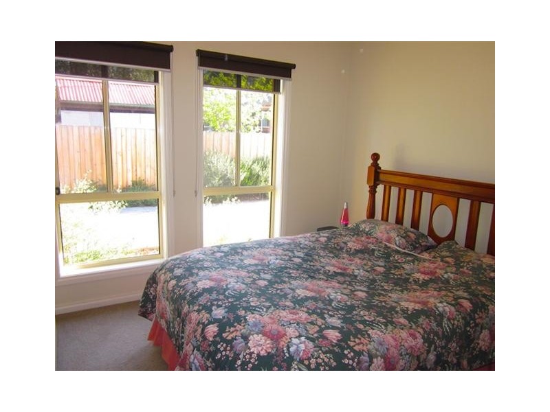 2/5 Ligar Street, Sunbury VIC 3429