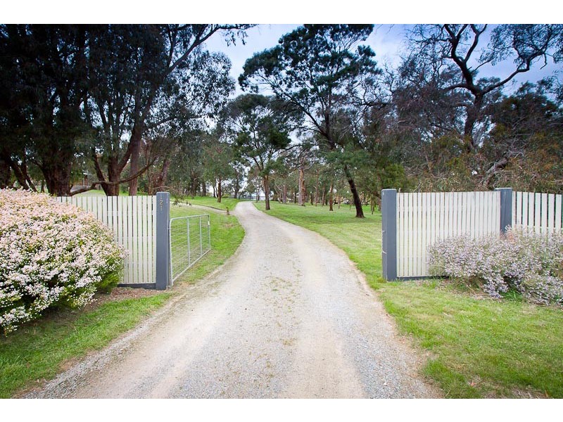 121 Benson Rd, Gisborne VIC 3437