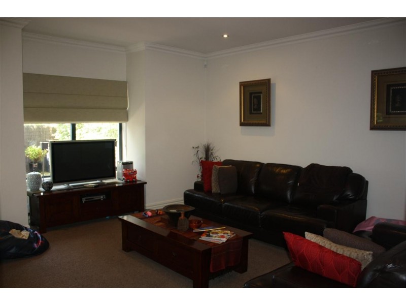 4/16 Calthorpe street, Gisborne VIC 3437