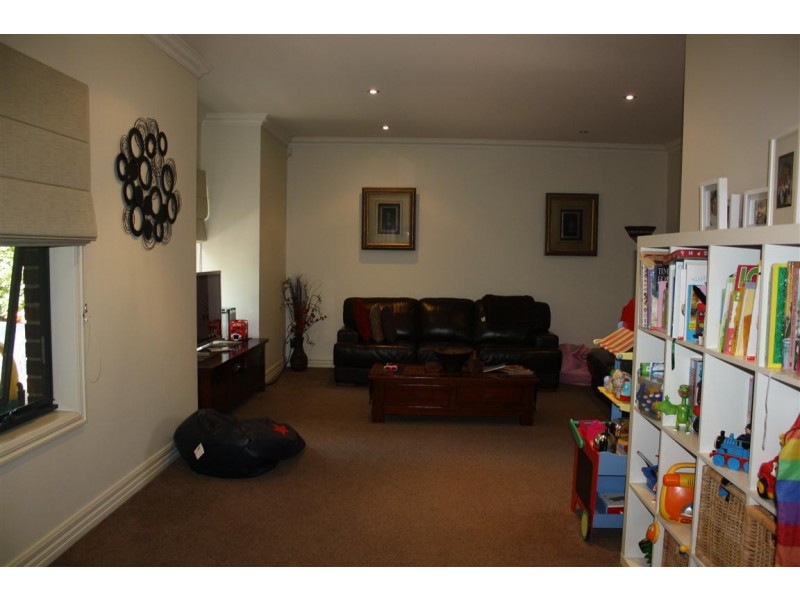 4/16 Calthorpe street, Gisborne VIC 3437