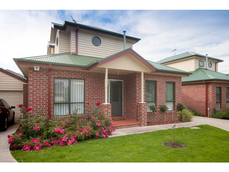 Unit 2/8 Howey Street, Gisborne VIC 3437