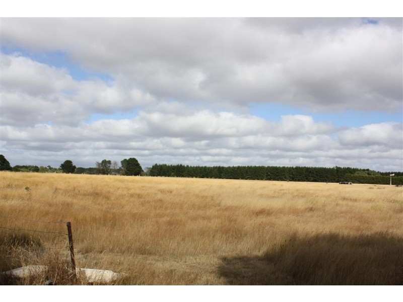 135 Pierce road, New Gisborne VIC 3438