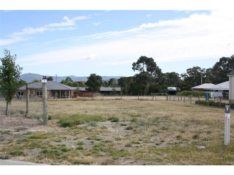 8 Valley Court, Gisborne VIC 3437