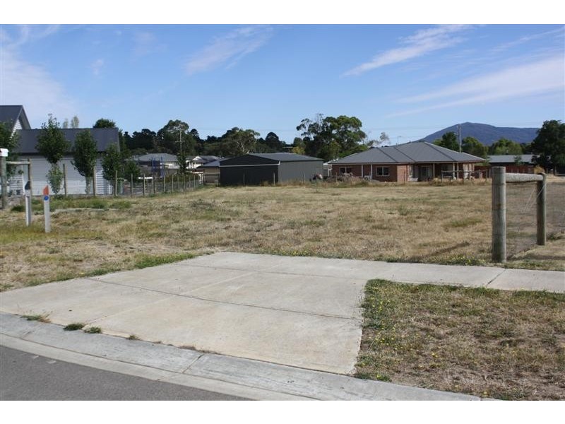 8 Valley Court, Gisborne VIC 3437