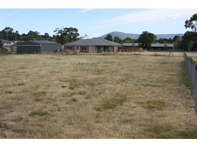 8 Valley Court, Gisborne VIC 3437