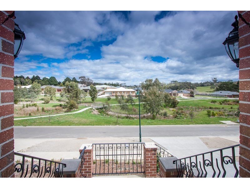 33 Dumbarton Way, Gisborne VIC 3437