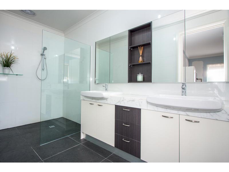 33 Dumbarton Way, Gisborne VIC 3437