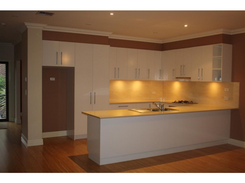 2/7 Rodney Street, Gisborne VIC 3437