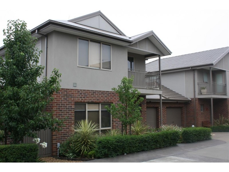 2/7 Rodney Street, Gisborne VIC 3437
